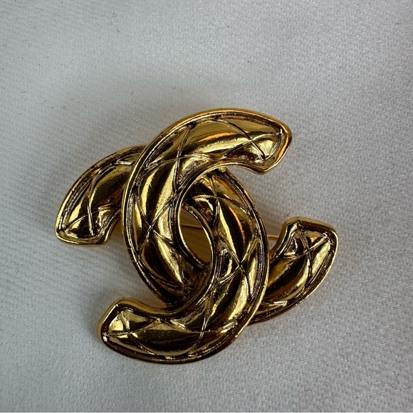 PI1 Vintage Gold Chanel Matelasse Brooch Pin - Picture 3 of 10